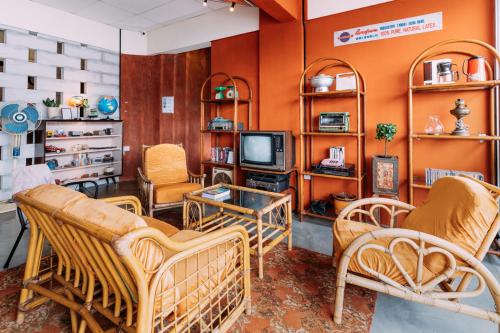 Shared lounge/TV area, Walk-Up To SIAR - Children Not Allowed near Cameron Square