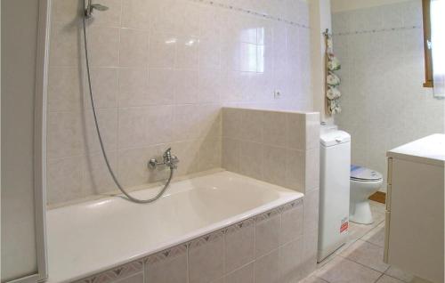 Stunning home in La Tranche sur Mer with 4 Bedrooms - image 6