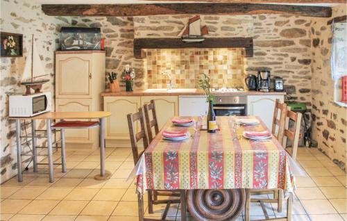 Pet Friendly Home In Douarnenez With Kitchen - Location saisonnière - Douarnenez