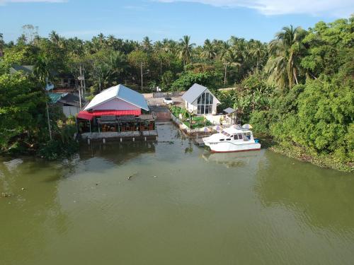 Boat house marina restaraunt and homestay