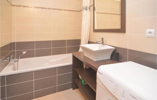 Three-Bedroom Holiday Home in Aigues-Mortes - image 9