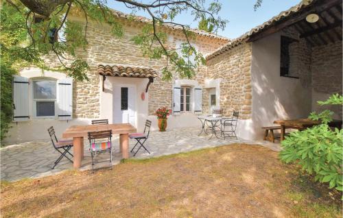 Awesome home in Cairanne w/ Outdoor swimming pool, WiFi and Outdoor swimming pool gîte à louer Sainte-Cécile-les-Vignes