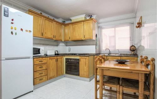 Beautiful apartment in Santa Pola w/ WiFi and 2 Bedrooms - image 4