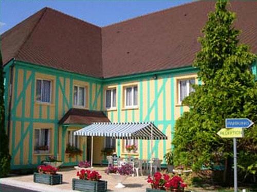 . Logis Hôtel Le Pan De Bois