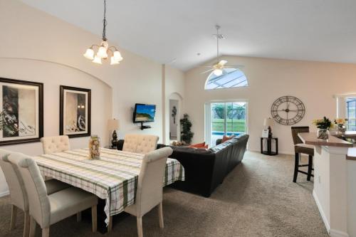 Beautiful 4 Bedroom 3 Bathroom pool & spa Villa - image 4