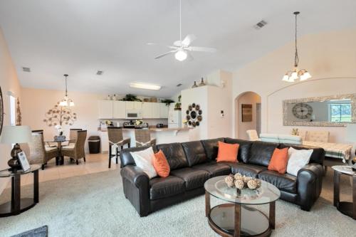 Beautiful 4 Bedroom 3 Bathroom pool & spa Villa - image 7