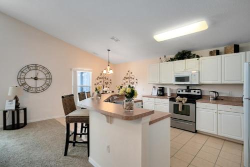Beautiful 4 Bedroom 3 Bathroom pool & spa Villa - image 9