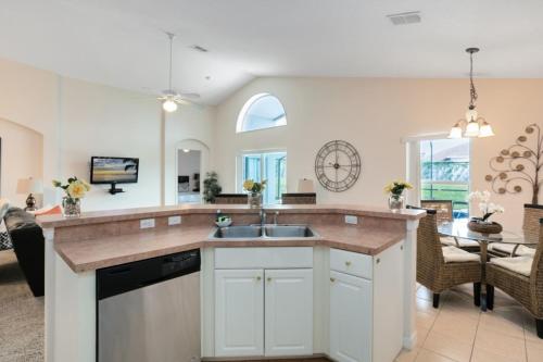 Beautiful 4 Bedroom 3 Bathroom pool & spa Villa - image 10
