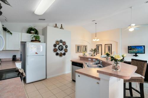 Beautiful 4 Bedroom 3 Bathroom pool & spa Villa - image 11
