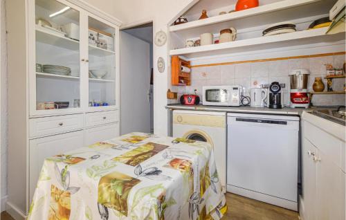 virtuve, Beach Front Home In Venzolasca With Wifi in Venzolasca