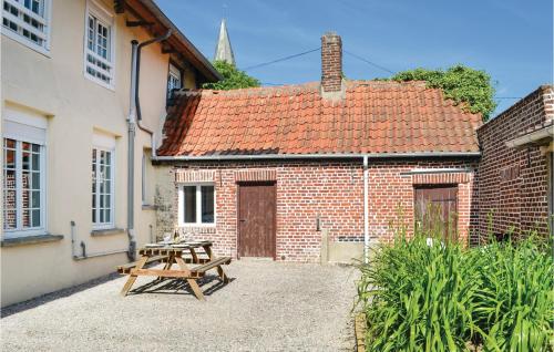 Maisons de vacances Awesome home in Volckerinckhove with 5 Bedrooms and WiFi