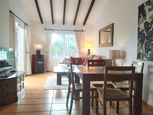 Lovely 2 bedroom in Oasis de Capistrano, Nerja