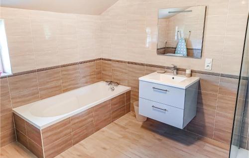 Three-Bedroom Holiday Home in Ruffiac - image 2