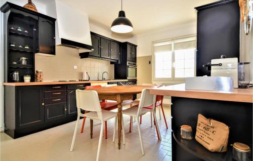 virtuve, Beautiful Home In Bellegarde in Bellegarde