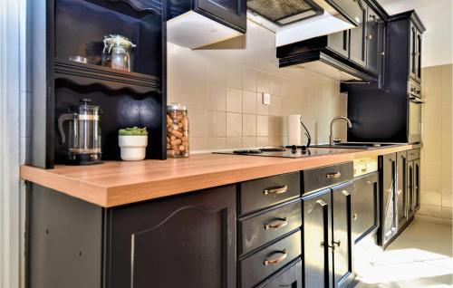 virtuve, Beautiful Home In Bellegarde in Bellegarde