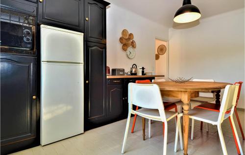 virtuve, Beautiful Home In Bellegarde in Bellegarde