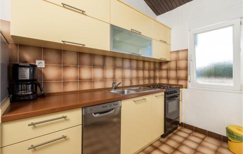 Lovely Apartment In Stara Novalja With Wifi