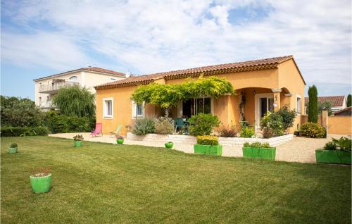 Beautiful home in lIsle-sur-la-Sorgue with 3 Bedrooms