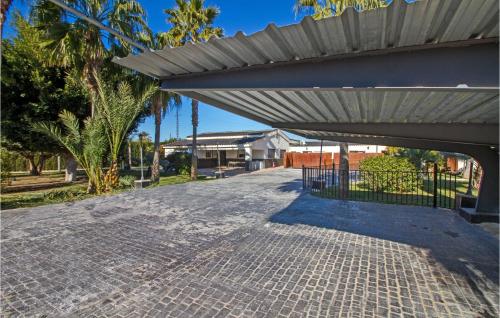 Beautiful home in Elche with Outdoor swimming pool, WiFi and 2 Bedrooms gîte à louer Derramador