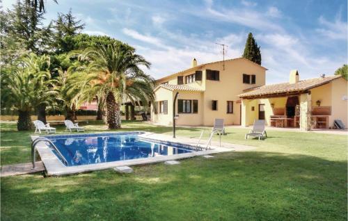 Three-Bedroom Holiday Home in Mont-ras gîte à louer Mont-ras