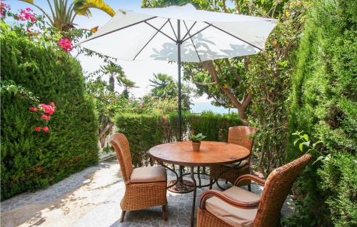 Amazing home in Santa Pola w/ 5 Bedrooms - image 11