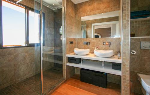 Amazing home in Santa Pola w/ 5 Bedrooms - image 5