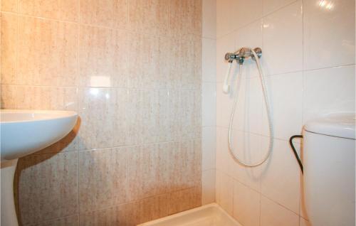 Amazing home in Santa Pola w/ 5 Bedrooms - image 13