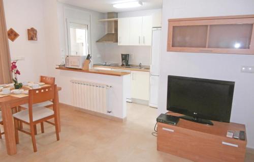  Stunning home in Roldn with 2 Bedrooms, WiFi and Outdoor swimming pool in Roldán