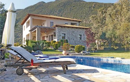  Beautiful home in Skaloma Nafpaktos with 4 Bedrooms, WiFi and Outdoor swimming pool, Pension in Skaloma