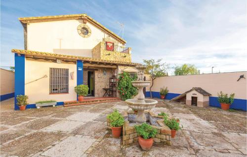 Stunning home in Los Palacioa w/ WiFi, 6 Bedrooms and Outdoor swimming pool gîte à louer La Estación