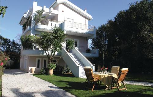  Stunning home in Kamares Aigio Pel, with 4 Bedrooms and WiFi, Pension in Kamárai