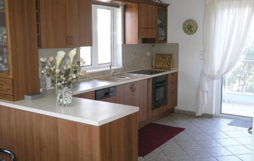 Cocina, Stunning Home In Kamares Aigio Pel, With 4 Bedrooms And Wifi in Kato Achaia