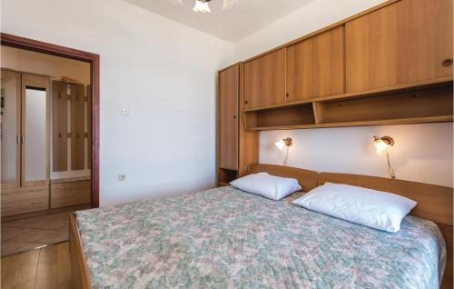 2 Bedroom Lovely Apartment In Ribarica