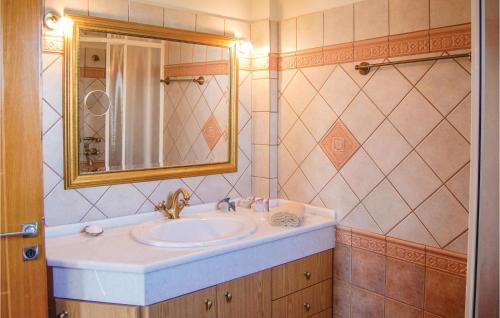 Bathroom, Two-Bedroom Holiday Home in Livanates in Livanatai
