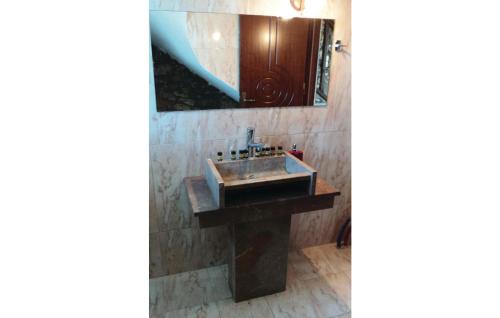 ห้องน้ำ, 3 Bedroom Lovely Home In Paralio Astros in พาราเลีย อายิอู อันเดรีย