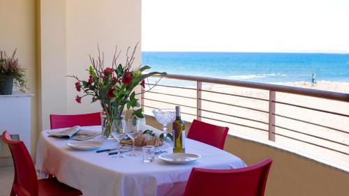 One-Bedroom Apartment with Lateral Sea View