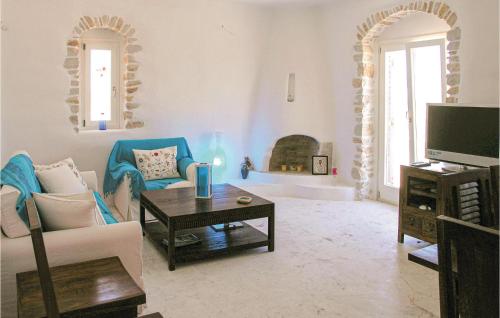  Amazing home in Ampela, Paros with 3 Bedrooms and WiFi in Isterni