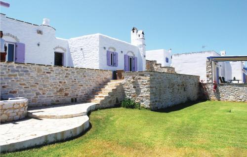  Amazing home in Ampela, Paros with 3 Bedrooms and WiFi in Isterni