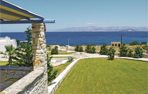  Amazing home in Ampela, Paros with 3 Bedrooms and WiFi in Isterni
