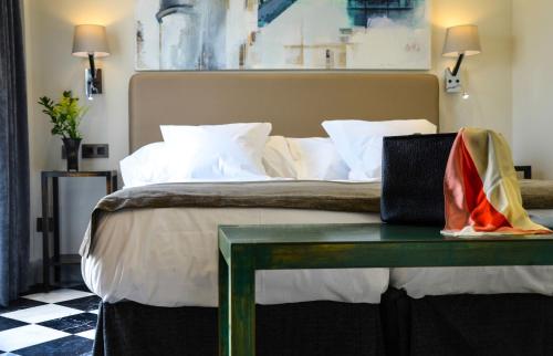 Aguilas5 SevillaSuites The 4-star Aguilas5 SevillaSuites offers comfort and convenience whether youre on business or holiday in Seville. The property features a wide range of facilities to make your stay a pleasant experie