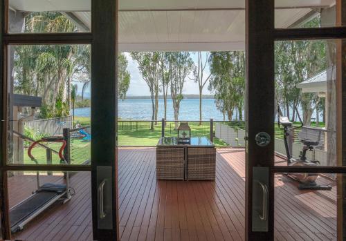 Getaway Lakefront Environmental House on Lake Macquarie with Water View in Mannering Park