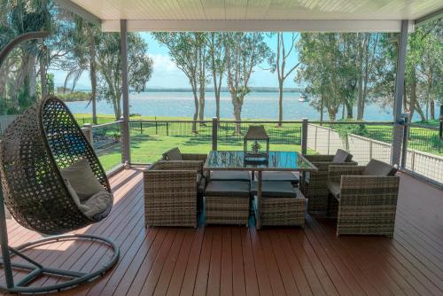 Exterior view of Getaway Lakefront Environmental House on Lake Macquarie with Water View