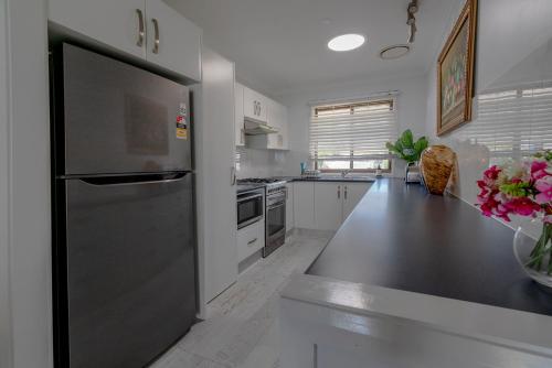 Getaway Lakefront Environmental House on Lake Macquarie with Water View in Mannering Park