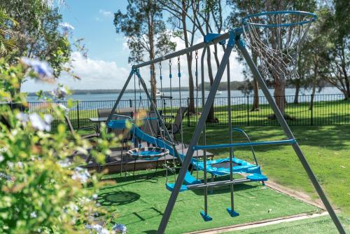 Getaway Lakefront Environmental House on Lake Macquarie with Water View in Mannering Park