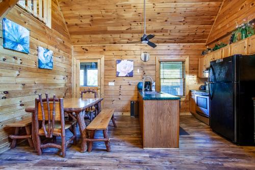 Laketown Bears - Pool Table & Hot Tub! in Sevierville, USA