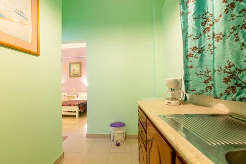 Ni-Mar Studios & Apartments - image 5