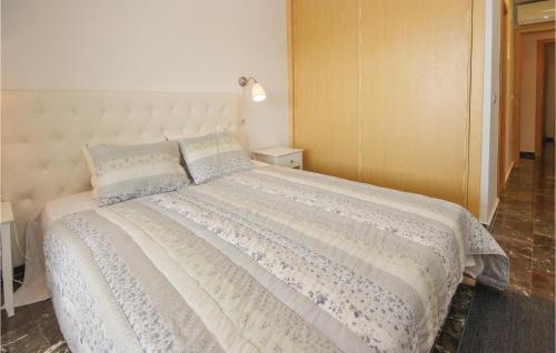 Amazing Apartment In Fuengirola-carvajal With 2 Bedrooms, Wifi And Outdoor Swimming Pool
