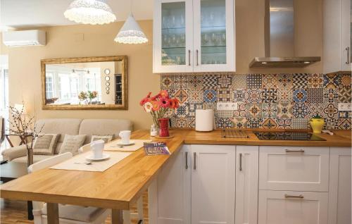 Three-Bedroom Apartment in Sevilla - image 10