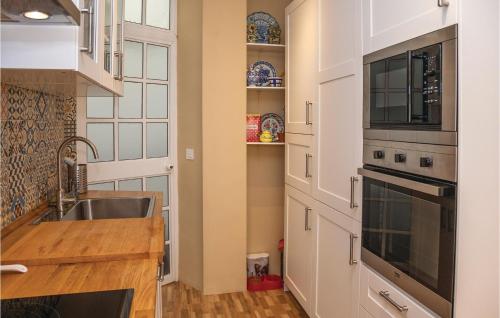 Three-Bedroom Apartment in Sevilla - image 2
