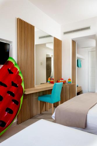 1 double bed, 2 twin beds